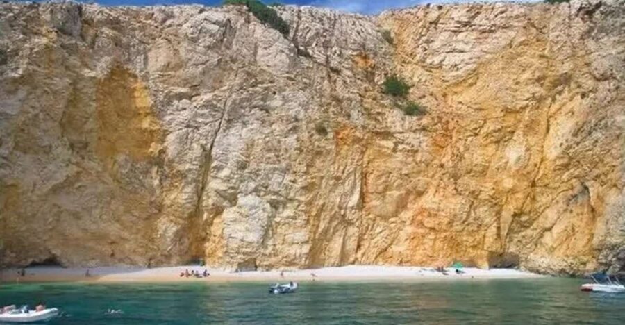 3,5h Wild Bays: Swim & Snorkel with Capt. Bobo (Public) - The small dinghy and beach access