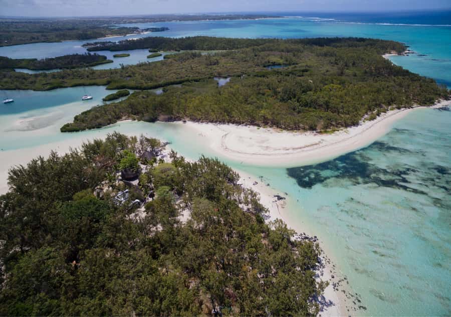 5 Islands Boat Trip, Snorkeling and Lunch on Ile aux Cerfs - The guide can make or break the day
