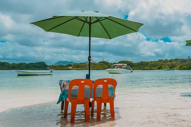 5 Islands Speedboat Cruise incl. Snorkeling in Blue Bay + Lunch at Ile aux Cerfs - Ile aux Fouquets and the old lighthouse