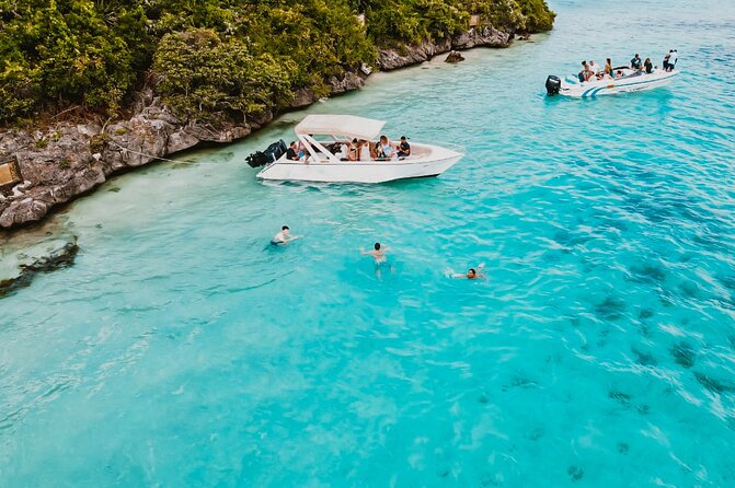 5 Islands Speedboat Cruise incl. Snorkeling in Blue Bay + Lunch at Ile aux Cerfs - Lunch, music, and the social mood
