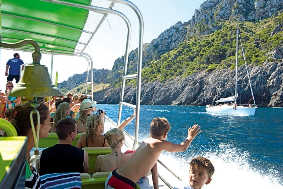Alcudia: Caves & Coastline Boat Trip w/ Snorkelling - Crew, music, and the overall mood