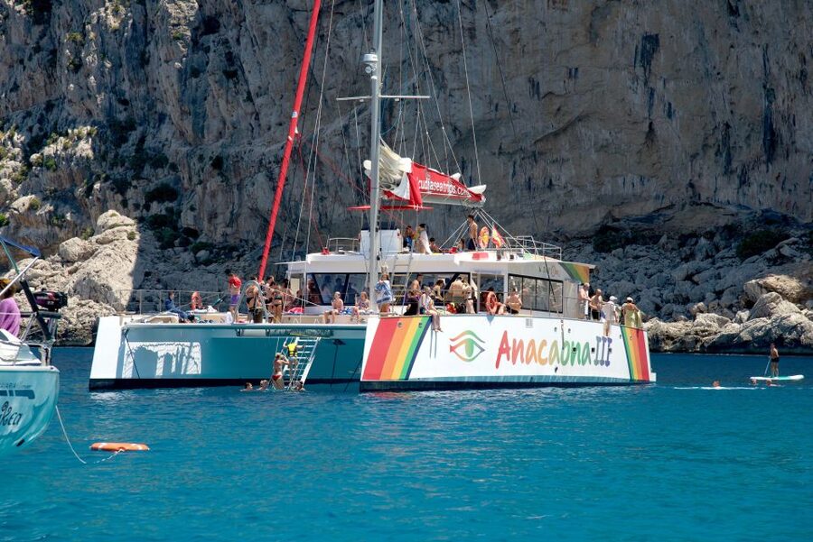 Alcudia: Sunset Catamaran Tour with Dinner and Snorkeling - Sunset, music, and the social side of the trip