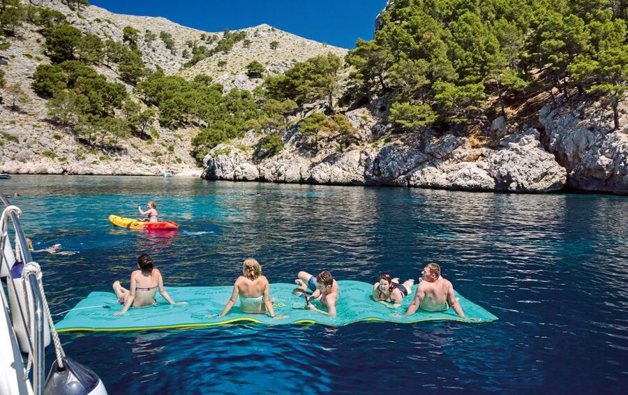 Alcudia: Sunset Catamaran Tour with Dinner and Snorkeling - Practical tips for a smoother evening