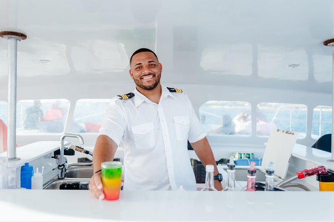 Antilla Shipwreck and Catalina Bay Snorkel Sail - The crew shapes the mood and the safety level