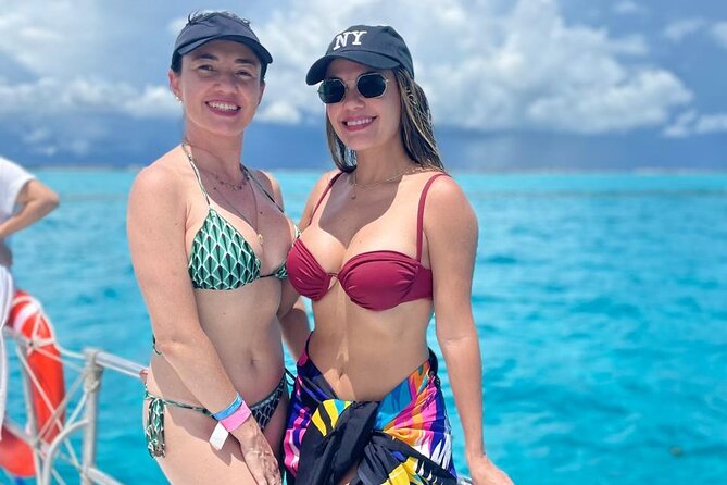 Best Catamaran Isla Mujeres tour with Open bar, lunch, snorkel - Starting at Marina Albatros in Cancun