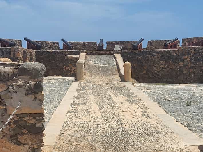 Boa Vista: Motoryacht Trip with Fishing, Snorkel, Beach BBQ - What the guide service is like