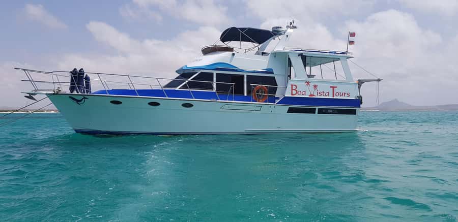 Boa Vista: Motoryacht Trip with Fishing, Snorkel, Beach BBQ - Fishing off Sal Rei for up to 90 minutes