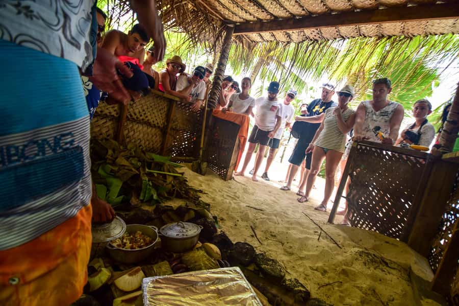 Bora Bora: Full-Day Lagoon Snorkelling Tour - A motu lunch with your feet in the water