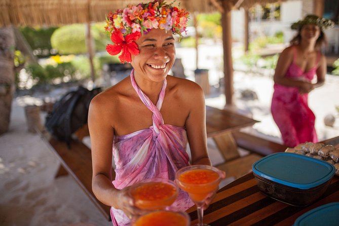 Bora Bora Snorkel Cruise by Polynesian Outrigger Canoe with BBQ Island Lunch - A motu lunch with barbecue, fruit, and music