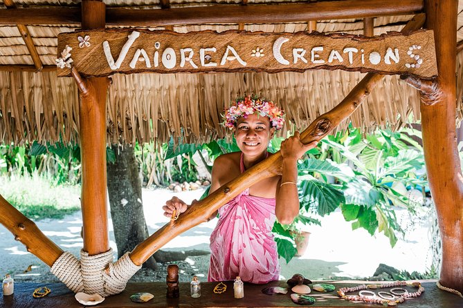 Bora Bora Snorkel Cruise by Polynesian Outrigger Canoe with BBQ Island Lunch - Guides who bring the lagoon to life