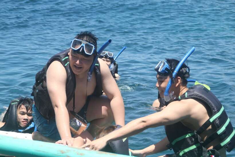 Boracay: Island and Beach-Hopping Boat Tour with Snorkeling - Lunch comes with a view and plenty of food