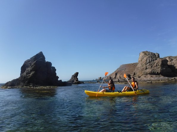 Cabo de Gata: Tour en kayak y snorkel full face + fotos incluidas - Paddling toward the Cabo de Gata Lighthouse