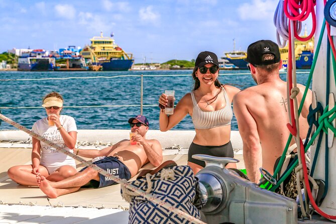 Catamaran to Isla Mujeres Snorkeling Tour with Open Bar and Lunch - Crew service and language