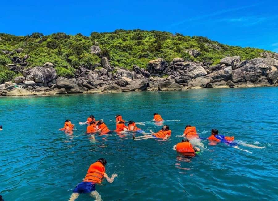 Cham Island: 1-Day Speedboat Trip with Snorkeling and Lunch - Snorkeling at Bãi Xếp or Hòn Tai