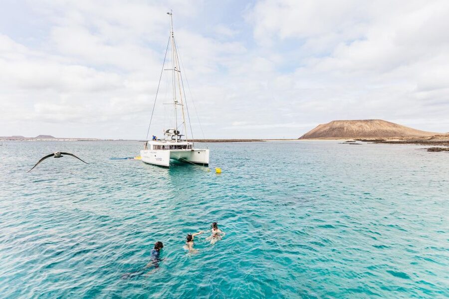 Corralejo: Lobos Island Catamaran Tour with Drinks & Snorkel - Paella, drinks, and a relaxed hour aboard