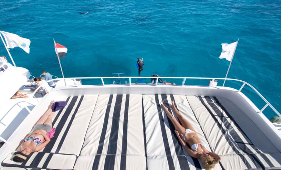 Dahab: luxury Snorkeling cruise with buffet lunch - Leaving the marina and settling into the boat
