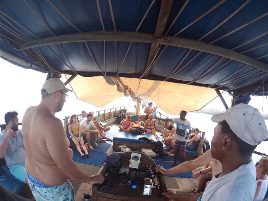 Diani Beach: Kisite Marine Park Dhow & Snorkeling with Lunch - Lunch on Wasini Island, with a climb or a wet landing