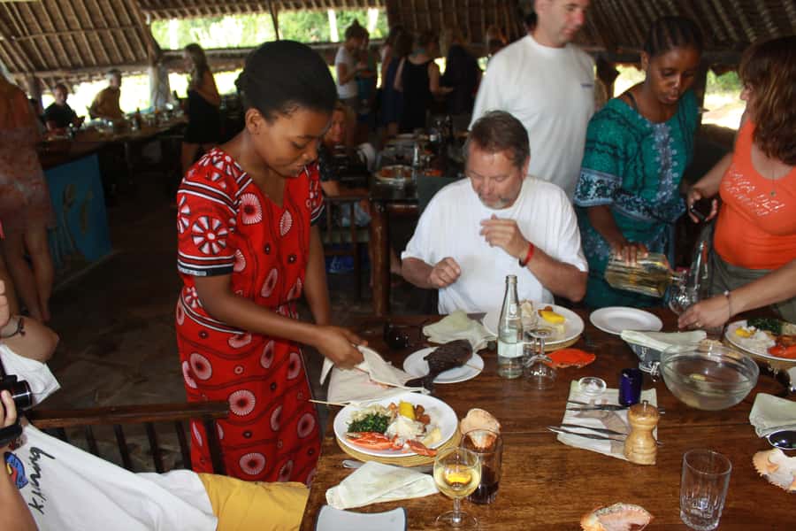 Diani Beach: Kisite Marine Park Dhow & Snorkeling with Lunch - Returning to the mainland and Diani