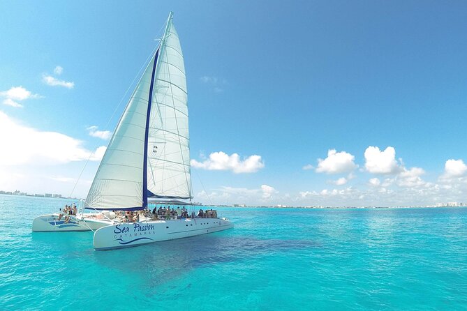 Discover Isla Mujeres tour with snorkel, buffet and open bar - Reaching Isla Mujeres for lunch and beach time
