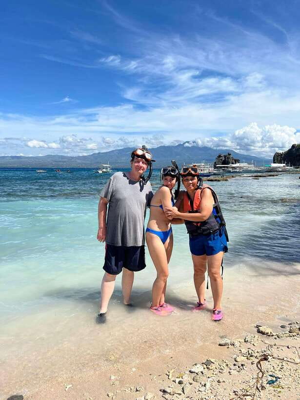 Dumaguete Apo Island Snorkel with turtle Tour - Practical packing advice for a wet boat day