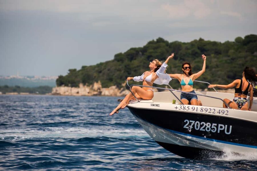 From Fazana: Dolphin watching and snorkeling in Blue Cave - Who will enjoy this boat trip most