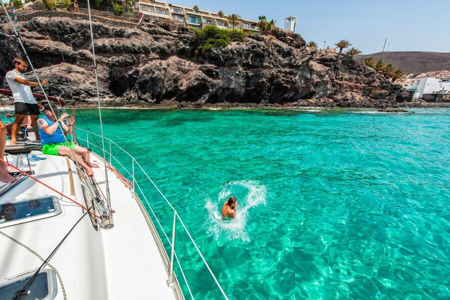 Fuerteventura: Sailing with Snorkeling and Dolphin Watching - Sailing south with the engine quiet