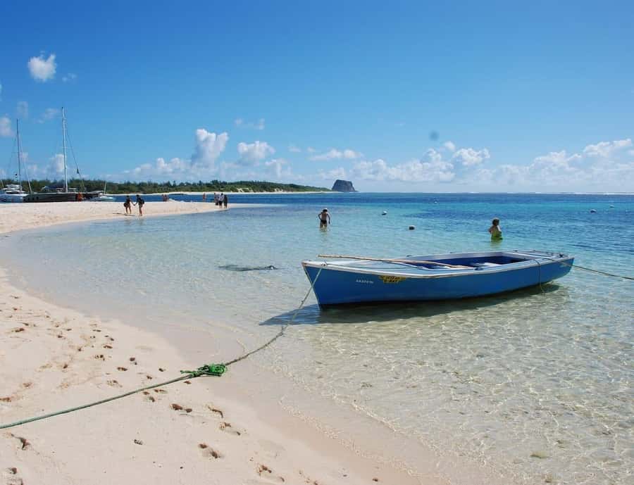 GBaie: 3 North Islands Cruise, Lunch & CoindeMire Snorkeling - How crowded can the boat feel?