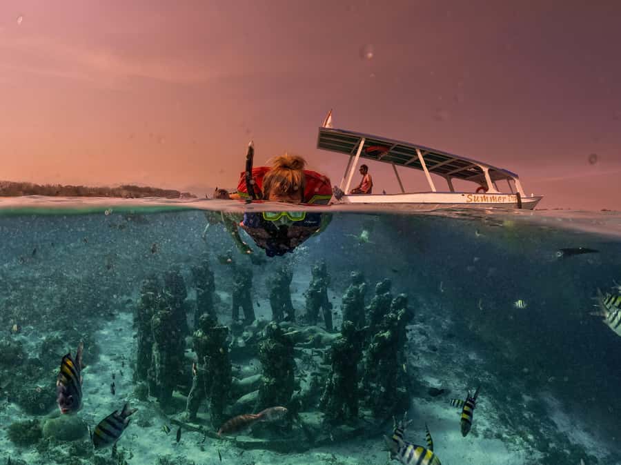 Gili Trawangan: Gili Islands Sunset Boat Tour and Snorkeling - Checking in at Sama-Sama Reggae Bar