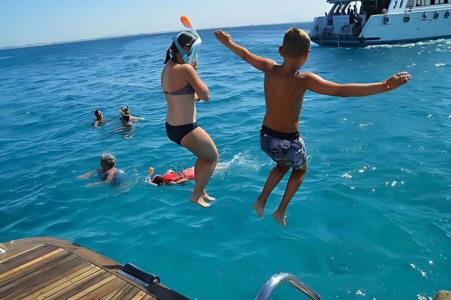 Hurghada: Dolphin Watching Boat Tour with Snorkeling & Lunch - Key points to know before booking