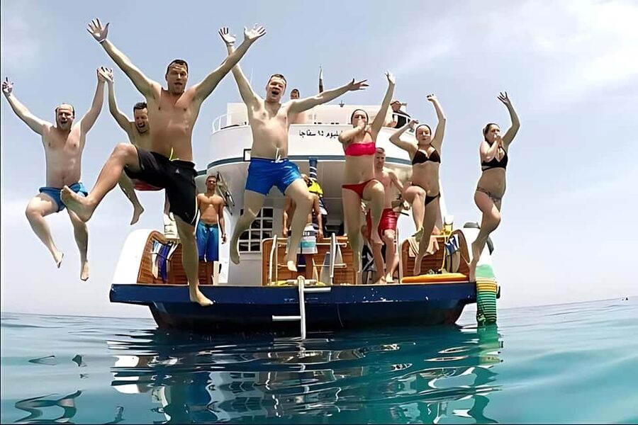 Hurghada: Dolphin Watching Boat Tour with Snorkeling & Lunch - Should you book this dolphin tour?
