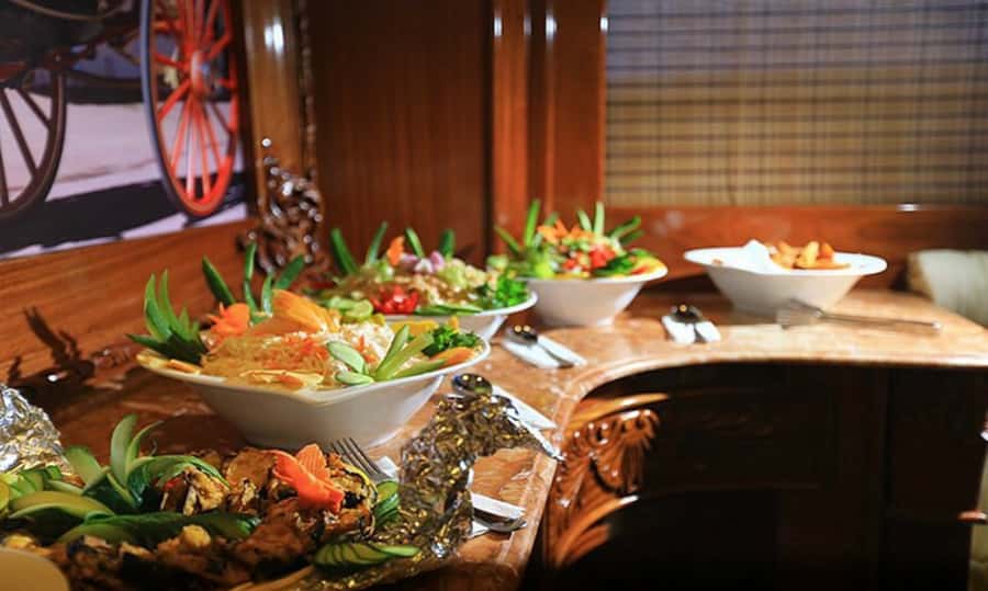 Hurghada: Elite vip snorkeling cruise with BBQ buffet lunch - Moving north in search of dolphins