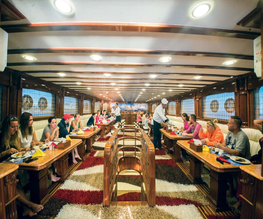 Hurghada: Elite vip snorkeling cruise with BBQ buffet lunch - Service, language, and small points to watch