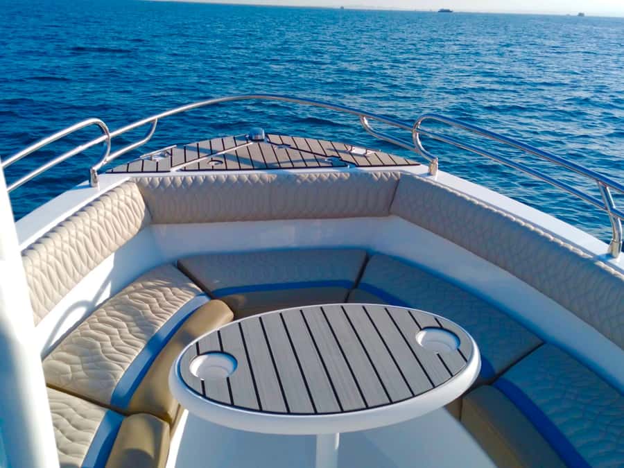 Hurghada: Orange Bay Dolphin Watching, Snorkeling & Lunch - Crew service and the small-group advantage