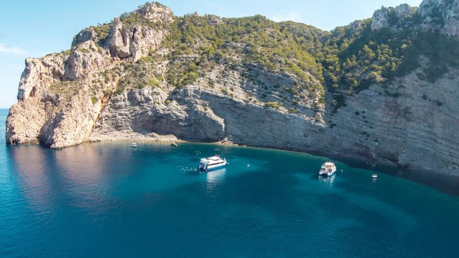 Ibiza: Cala Salada & North Cruise with Drinks & Snorkeling - Boat Comfort, Crowding, and Timing