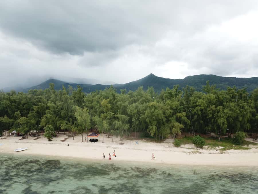 Île aux Bénitiers: Snorkeling w/Dolphins Boat Tour & Lunch - The speedboat ride is part of the attraction