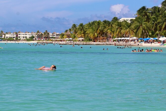 Isla Mujeres Catamaran Tour with Snorkeling at MUSA, Buffet Lunch & Open Bar - Crew service and group size