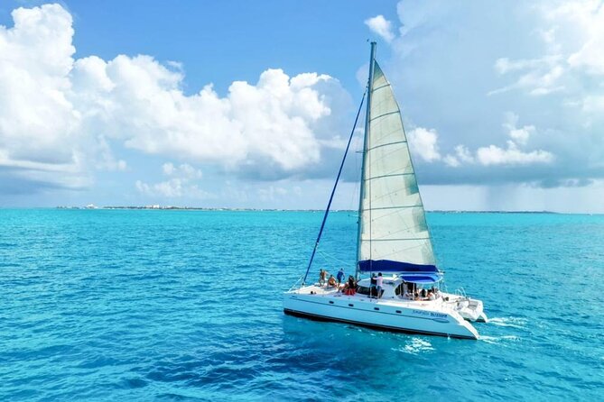 Isla Mujeres: Catamaran Tour with Snorkeling Food, Drinks, Beach - Central Isla Mujeres: one hour to explore