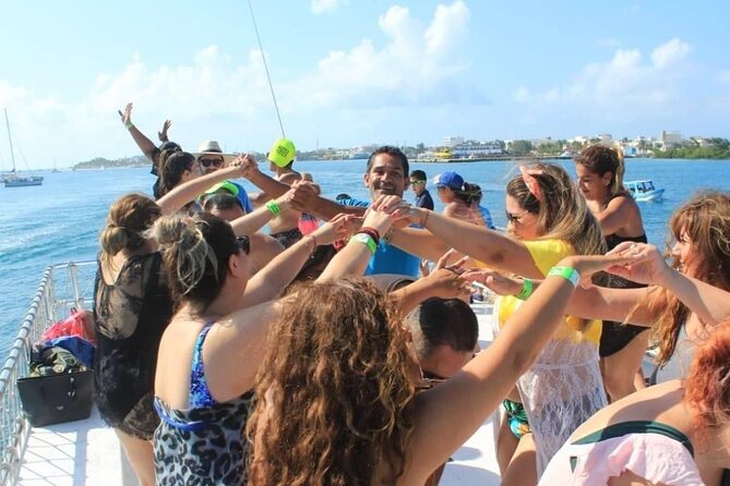 Isla Mujeres Tour with Open Bar Food and Snorkeling - Snorkeling near underwater statues and reef