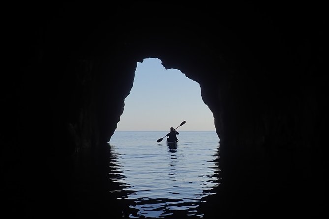 Kayak and snorkel excursion to Cova Tallada - Paddling toward the cave