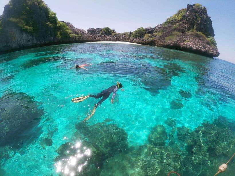 Ko Lanta: Snorkeling Adventure Tour to Koh Rok and Koh Haa - A white-sand lunch break on Koh Rok