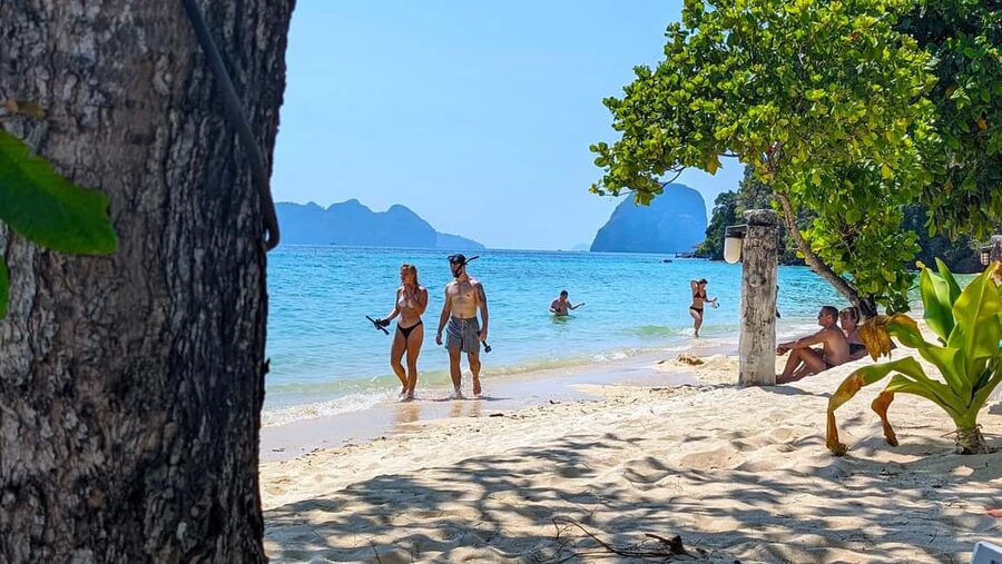 Koh Lanta: Emerald Cave & 4 Islands Snorkel Tour by Longtail - Koh Maa: the final snorkeling session