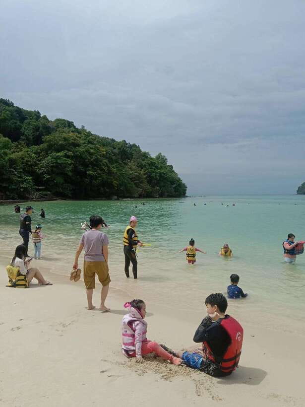 Kota Kinabalu: Manukan & Sapi Islands Snorkeling with Lunch - What to pack for the islands