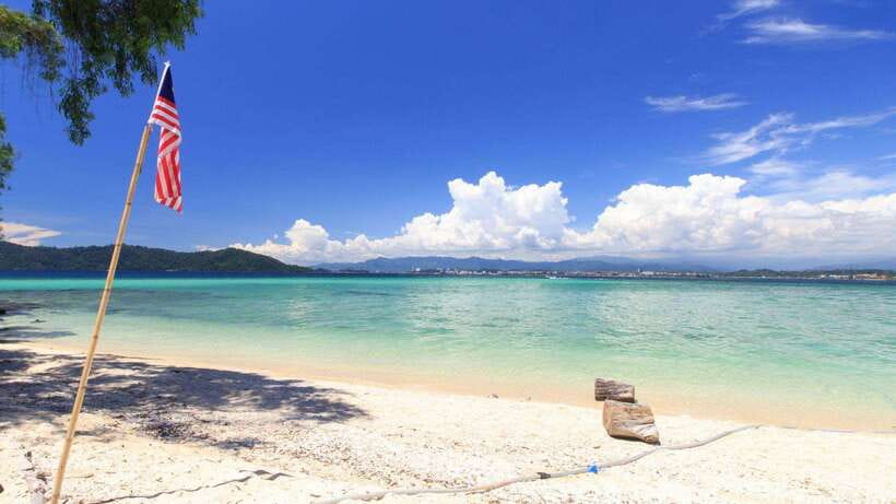 Kota Kinabalu: Snorkeling & Island Hopping Sapi & Manukan - Sapi Island: clear water and crowded beaches