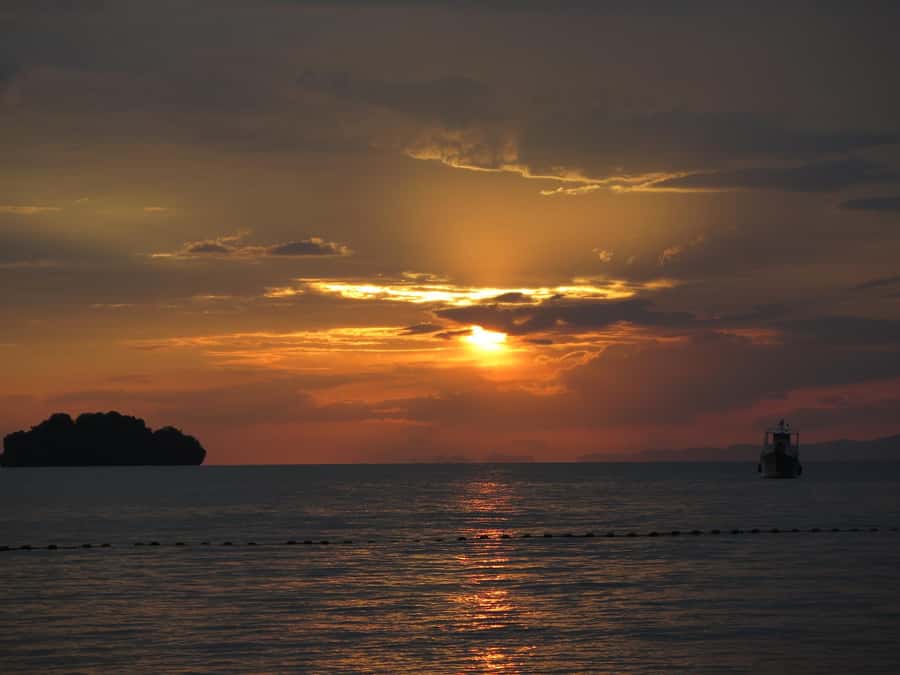 Krabi: 4 Island Sunset Small Group Tour with Night Snorkel - Guide service, languages, and group comfort