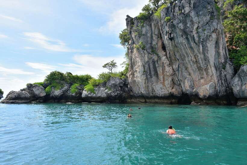 Krabi: 7 Islands Sunset Tour with Buffet Dinner & Snorkeling - Tub Island and the tide-dependent sandbar