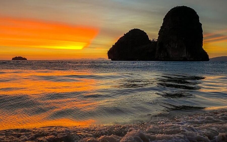Krabi: Bioluminescent Plankton, Snorkeling & Sunset Tour - The boat, group size, and comfort