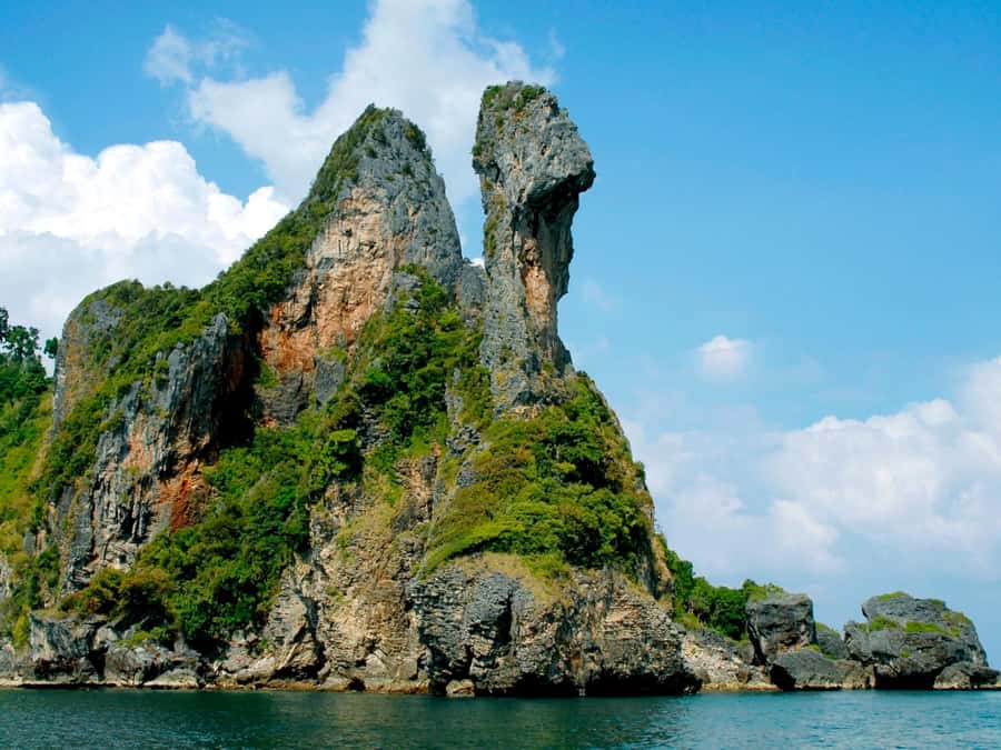 Krabi: Private 4 Islands Snorkeling Tour with Long-Tail Boat - The sea divide at Tup Island