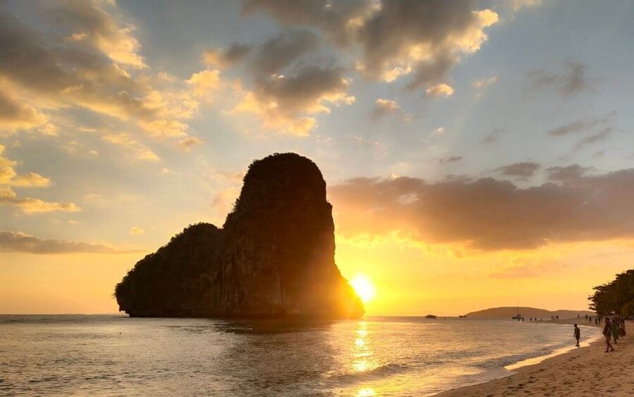 Krabi: Seven Islands Snorkel Cruise with Dinner - Ko Poda turns into a dinner table