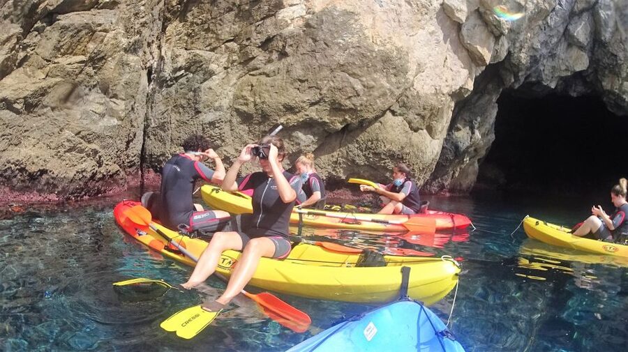 La Herradura: Cerro Gordo Natural Park Kayak & Snorkel Tour - The first paddle: a short lesson, then open water