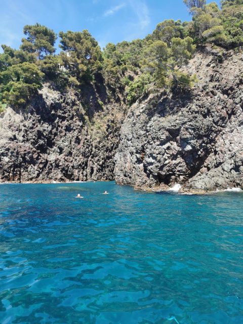 La Spezia: Framura Boat Tour with Snorkeling and Drinks - Finding La Cueva Blanca in Framura harbor
